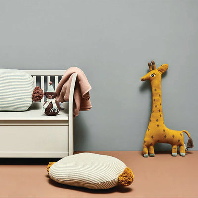 Giraffe made by Oyoy on in a kids bedroom